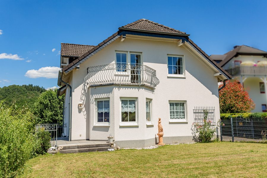 Familienparadies mit Garten, Terrassen und vielen Nutzungmöglichkeiten in beliebter Lage von Bullay, 56859 Bullay, Einfamilienhaus