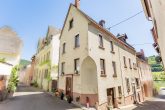 Renoviertes Wohnhaus aufteilbar in drei Apartments plus Café in ruhiger Lage von Zell-Merl - Vorderansicht