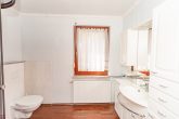 Renoviertes Wohnhaus aufteilbar in drei Apartments plus Café in ruhiger Lage von Zell-Merl - Bad 2.OG