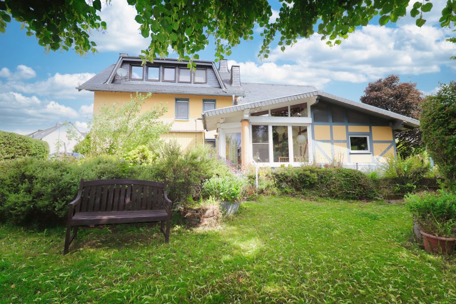 Energieeffizient & bezugsfertig: Großzügiges EFH mit Gartenparadies in Auderath, 56766 Auderath, Einfamilienhaus
