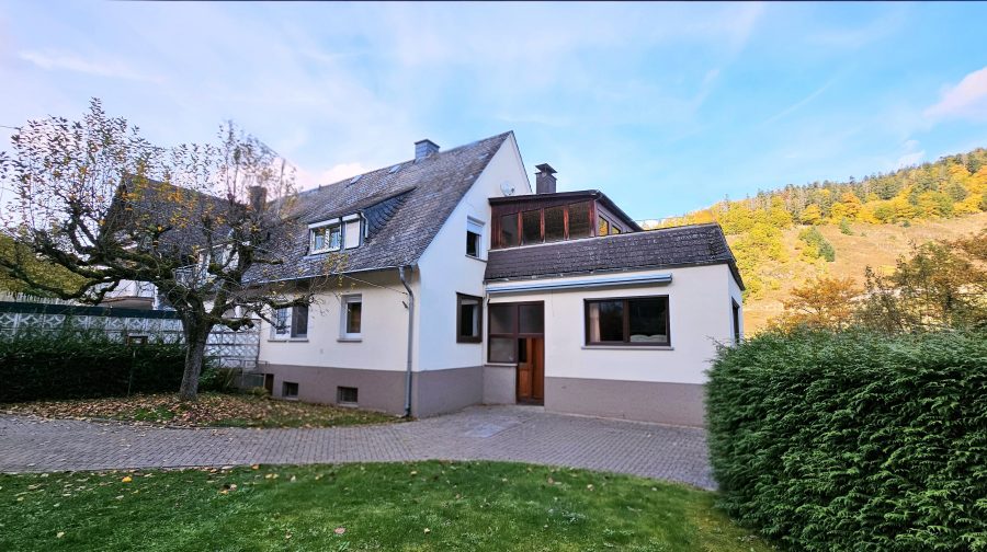 Großzügiges Einfamilienhaus mit 2 Garagen, Nebengebäude und Garten in Ortsrandlage von Zell/Mosel, 56856 Zell (Mosel), Einfamilienhaus