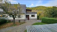 Großzügiges Einfamilienhaus mit 2 Garagen, Nebengebäude und Garten in Ortsrandlage von Zell/Mosel - Vorderansicht