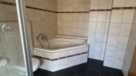 Schönes, gepflegtes Einfamilienhaus mit Terrasse und Garage in hochwassersicherer Lage in Zell-Kaimt - Badezimmer en Suite