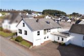 Großzügig Wohnen mit ausreichend Platz in ruhiger sonniger Lage im Hunsrück - Vorderseite