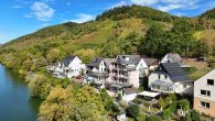 Zwei Häuser, 13 Ferienwohnungen, unverbaubarer Moselblick – etablierter Betrieb mit ca. 8 % Rendite - Luftansicht