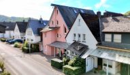 Zwei Häuser, 13 Ferienwohnungen, unverbaubarer Moselblick – etablierter Betrieb mit ca. 8 % Rendite - Straßenansicht