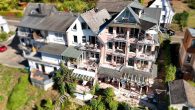 Zwei Häuser, 13 Ferienwohnungen, unverbaubarer Moselblick – etablierter Betrieb mit ca. 8 % Rendite - Luftansicht