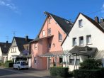 Zwei Häuser, 13 Ferienwohnungen, unverbaubarer Moselblick – etablierter Betrieb mit ca. 8 % Rendite - Straßenseitige Ansicht