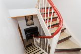 Für den Umbau von bis zu 10 Wohnungen bestens geeignet, gute Bausubstanz, Parkplätze und Garten, - Treppe