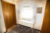 Gepflegtes Massivhaus mit Terrasse & Garage – Ideal als Ferienimmobilie - Flur