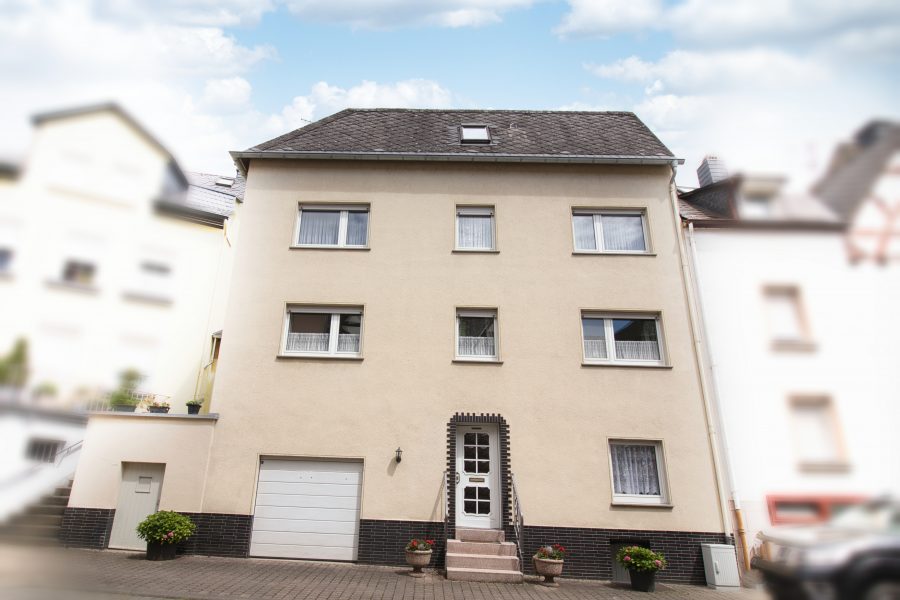 Gepflegtes Massivhaus mit Terrasse & Garage – Ideal als Ferienimmobilie, 56856 Zell (Mosel), Zweifamilienhaus