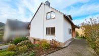 Sehr gepflegtes Einfamilienhaus mit Garage, Garten und Balkon in Bullay/Mosel - Vorderansicht