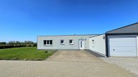 Wohnen und Arbeiten auf großem Grundstück in Beuren - Große Halle mit Wohnhaus, 3 Garagen und Garten - Wohnhaus