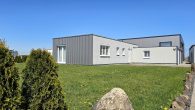 Wohnen und Arbeiten auf großem Grundstück in Beuren - Große Halle mit Wohnhaus, 3 Garagen und Garten - Seitenanansicht Wohnhaus