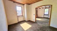 Großzügiges Winzerhaus mit Doppelgarage, Gewölbekeller und viel Potenzial in Zell-Merl - Wohnzimmer
