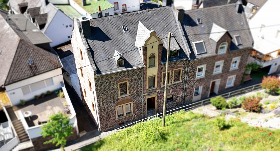 Großzügiges Winzerhaus mit Doppelgarage, Gewölbekeller und viel Potenzial in Zell-Merl, 56856 Zell (Mosel), Einfamilienhaus