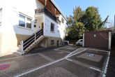 Für den Umbau von bis zu 10 Wohnungen bestens geeignet, gute Bausubstanz, Parkplätze und Garten, - Seitenansicht, Parkplätze