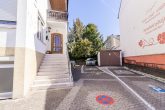 Für den Umbau von bis zu 10 Wohnungen bestens geeignet, gute Bausubstanz, Parkplätze und Garten, - Parkplätze, Garage