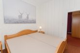 Für den Umbau von bis zu 10 Wohnungen bestens geeignet, gute Bausubstanz, Parkplätze und Garten, - Ferienwohnung