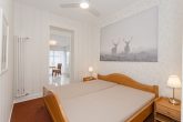 Für den Umbau von bis zu 10 Wohnungen bestens geeignet, gute Bausubstanz, Parkplätze und Garten, - Ferienwohnung