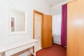 Für den Umbau von bis zu 10 Wohnungen bestens geeignet, gute Bausubstanz, Parkplätze und Garten, - Ferienwohnung