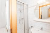Für den Umbau von bis zu 10 Wohnungen bestens geeignet, gute Bausubstanz, Parkplätze und Garten, - Ferienwohnung