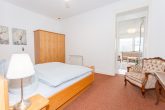Für den Umbau von bis zu 10 Wohnungen bestens geeignet, gute Bausubstanz, Parkplätze und Garten, - Schlafzimmer OG