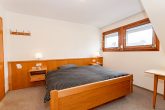 Für den Umbau von bis zu 10 Wohnungen bestens geeignet, gute Bausubstanz, Parkplätze und Garten, - Schlafzimmer DG