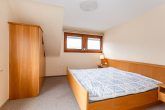 Für den Umbau von bis zu 10 Wohnungen bestens geeignet, gute Bausubstanz, Parkplätze und Garten, - Schlafzimmer DG