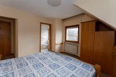 Für den Umbau von bis zu 10 Wohnungen bestens geeignet, gute Bausubstanz, Parkplätze und Garten, - Schlafzimmer DG