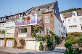 *Reserviert* Gepflegtes Ein-bis zweifamilienhaus mit fantastischem Moselblick in von St. Aldegund, Nähe Zell - Vorderansicht