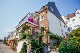 *Reserviert* Gepflegtes Ein-bis zweifamilienhaus mit fantastischem Moselblick in von St. Aldegund, Nähe Zell - Vorderansicht
