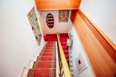 *Reserviert* Gepflegtes Ein-bis zweifamilienhaus mit fantastischem Moselblick in von St. Aldegund, Nähe Zell - Treppe