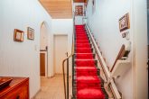 *Reserviert* Gepflegtes Ein-bis zweifamilienhaus mit fantastischem Moselblick in von St. Aldegund, Nähe Zell - Treppe