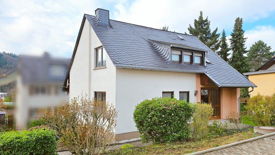 Sehr gepflegtes Einfamilienhaus mit Garage, Garten und Balkon in Bullay/Mosel, 56859 Bullay, Einfamilienhaus