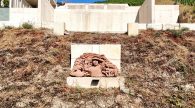 Vorbereitetes Bauprojekt: einzigartiger Panoramablick– Bauplatz mit Bodenplatten, Keller, Anschlüsse - Kunstwerk eines renomierten Künstlers auf dem Grundstück