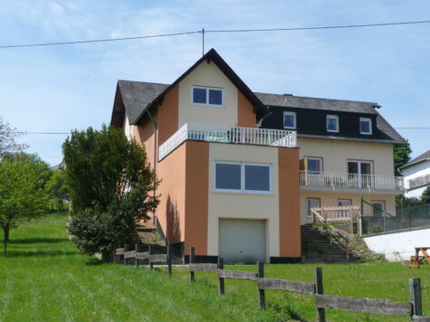 Mehrfamilienhaus zur Eigennutzung oder Vermietung in ruhiger Lage von Urschmitt, Nähe Cochem, 56825 Urschmitt, Mehrfamilienhaus