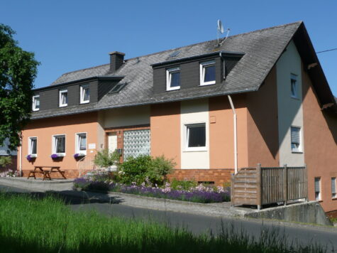 Mehrfamilienhaus zur Eigennutzung oder Vermietung in ruhiger Lage von Urschmitt, Nähe Cochem, 56825 Urschmitt, Mehrfamilienhaus