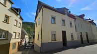 Gepflegtes Einfamilienhaus mit großem Nebengebäude und Garage in hochwasserfreier Lage von Briedel - Vorderseite