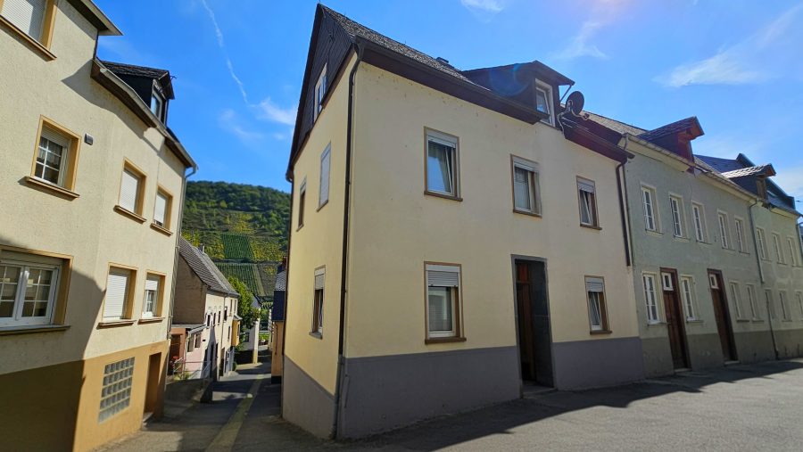 Gepflegtes Einfamilienhaus mit großem Nebengebäude und Garage in hochwasserfreier Lage von Briedel, 56867 Briedel, Einfamilienhaus