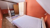 Gepflegtes Einfamilienhaus mit großem Nebengebäude und Garage in hochwasserfreier Lage von Briedel - Schlafzimmer DG