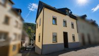 Renoviertes Einfamilienhaus mit großem Nebengebäude und Garage in hochwasserfreier Lage von Briedel - Vorderansicht