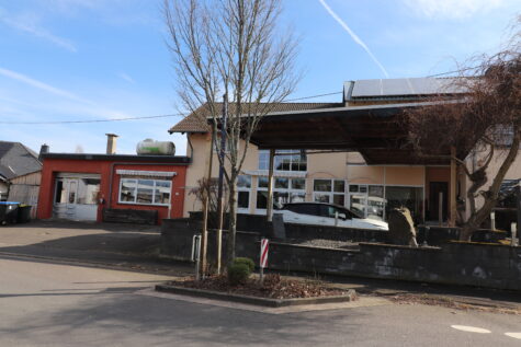 Ehem. Gastrobetrieb mit zwei renovierten Wohnungen und Garagen in Mastershausen, Nähe Kastellaun, 56869 Mastershausen, Haus