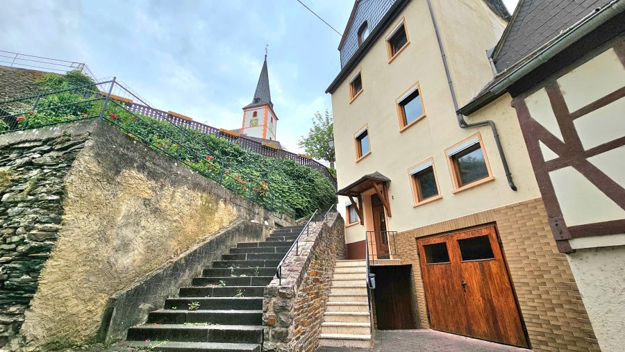 Gepflegtes Ein- bis Zweifamilienhaus mit Garten und Blick auf Weinberge und Mosel in Briedel, 56867 Briedel, Haus