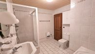 Gepflegtes Ein- bis Zweifamilienhaus mit Garten und Blick auf Weinberge und Mosel in Briedel - Badezimmer OG