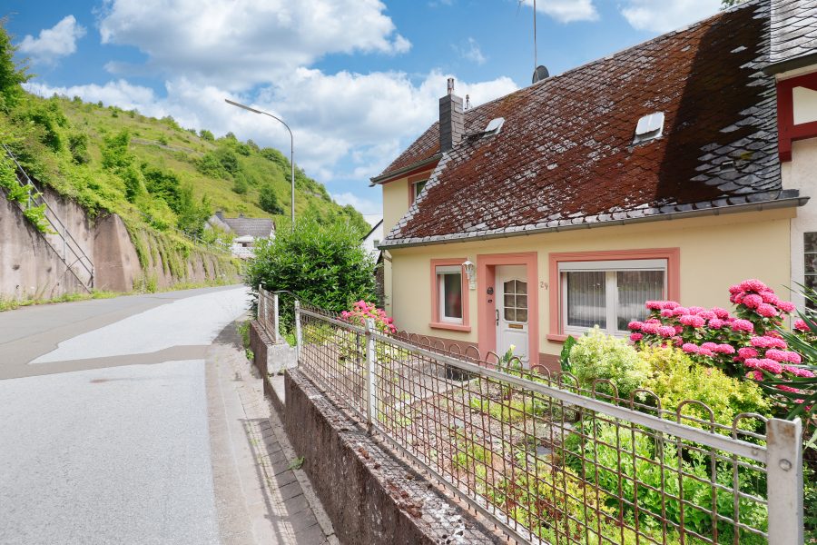 Viel Platz für die Familie – Haus mit Garten, Garage und viel Freifläche in Ortsrandlage von Zell, 56856 Zell (Mosel), Einfamilienhaus