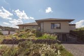 Wohnen auf einer Ebene mit Einliegerwohnung, Wellnessbereich und traumhaftem Garten in der Eifel - Rückansicht
