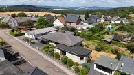Wohnen auf einer Ebene mit Einliegerwohnung, Wellnessbereich und traumhaftem Garten in der Eifel - Luftansicht