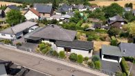 Wohnen auf einer Ebene mit Einliegerwohnung, Wellnessbereich und traumhaftem Garten in der Eifel - Luftansicht