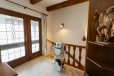 Wohnen auf einer Ebene mit Einliegerwohnung, Wellnessbereich und traumhaftem Garten in der Eifel - Eingangsbereich